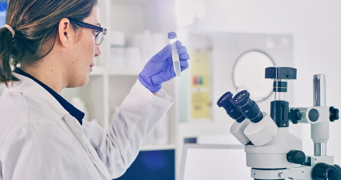 Scientifique effecturant un test