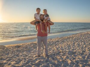 Famille sur la plage : comment se passe un test de paternité