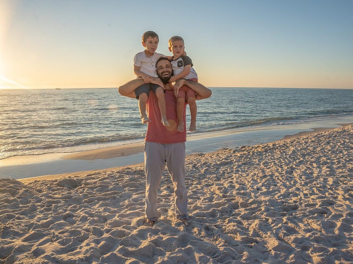 Famille sur la plage : comment se passe un test de paternité